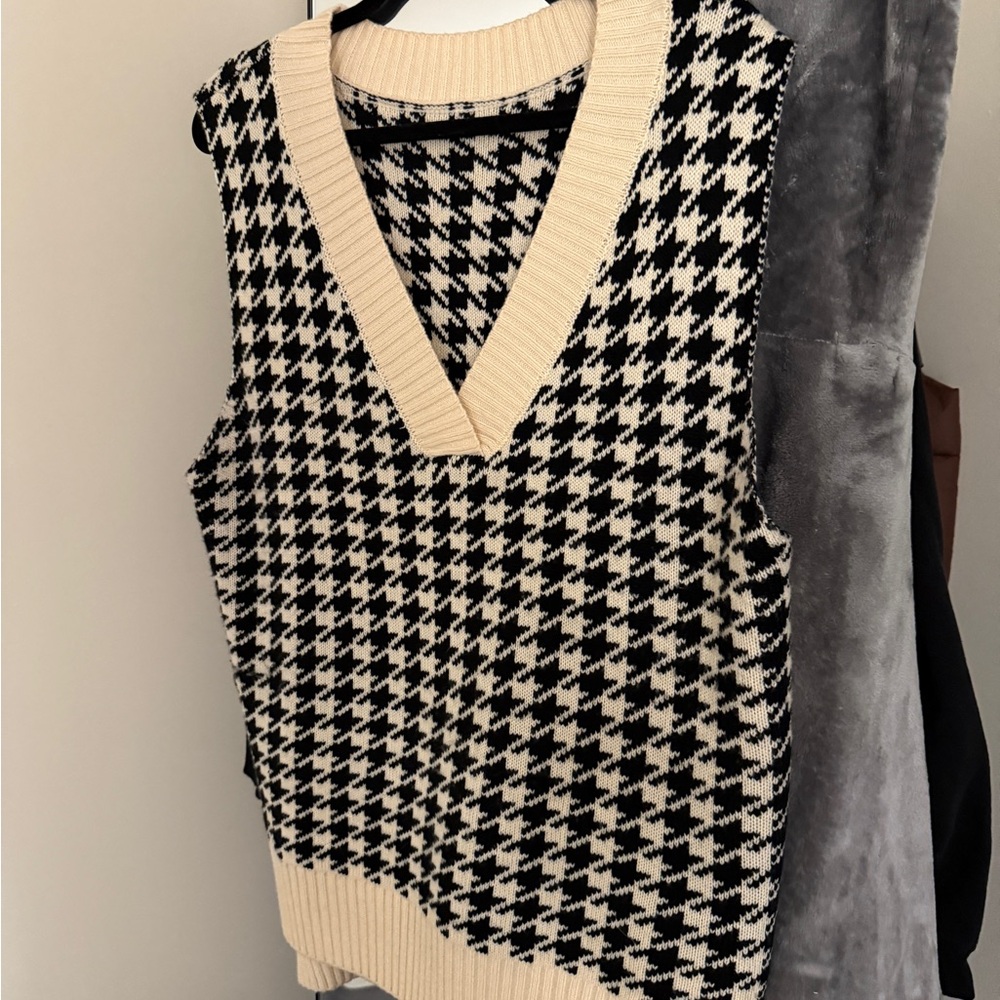 Houndstooth V-Neck Sweater Vest - Black and Cream